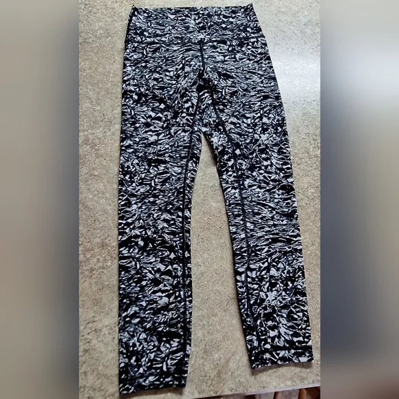 Lululemon Leggings Size 8 ☆Like New☆ - Picture 4 of 8